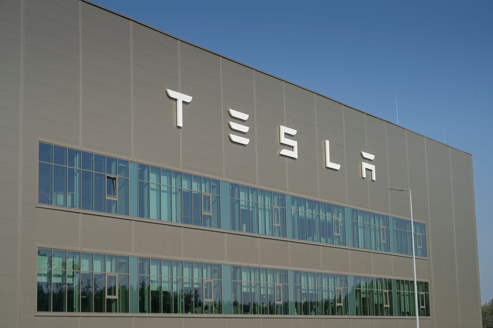 Робот напал на рабочего на заводе Tesla в Техасе