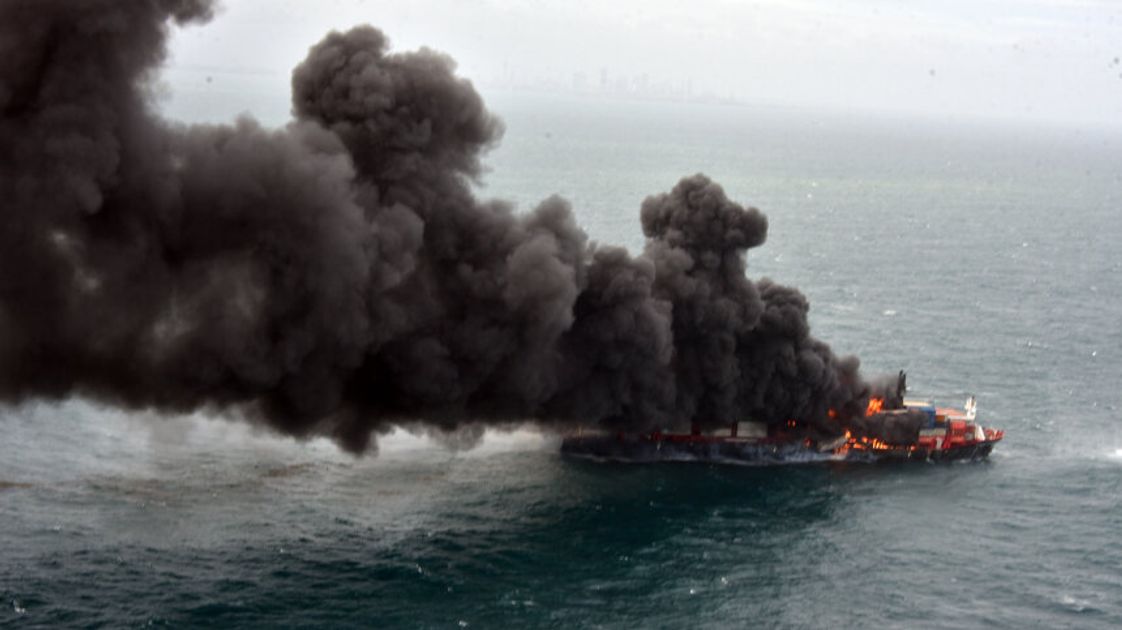 Корабль Донбас Украина. Взрыв судна «Trinity Spirit» в Нигерии. Корабль Донбасс затоплен. Взрыв танкера. Подбитый корабль в черном море российский сегодня