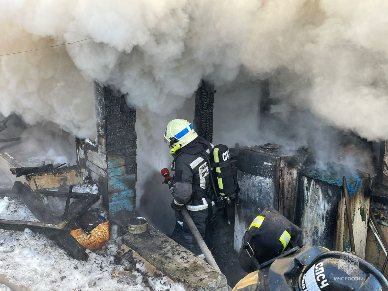 Два человека погибли при пожаре в частном доме в Магадане