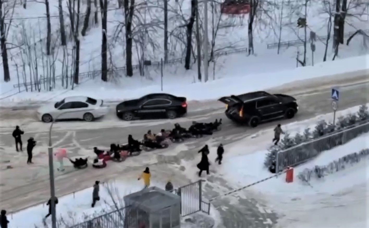 В Мытищах водитель прицепил к внедорожнику связку тюбингов с людьми