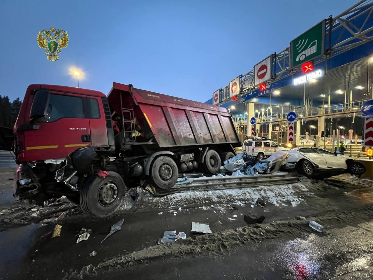 В Подмосковье водитель грузовика смял машину на пункте взимания платы