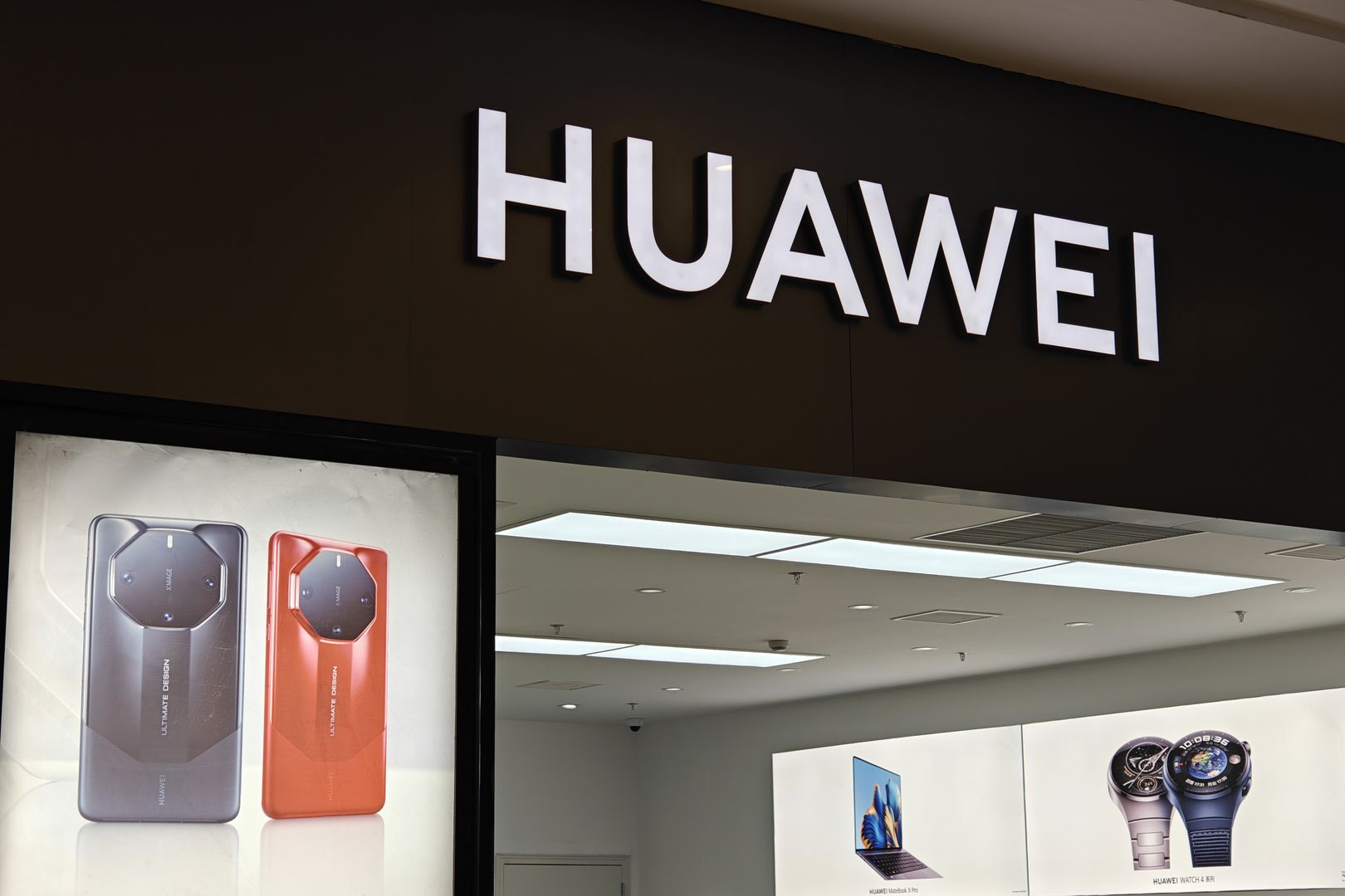 Huawei замедлила производство смартфонов ради чипов для ИИ