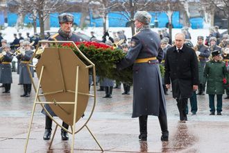 Президент РФ Владимир Путин во время церемонии возложения венка