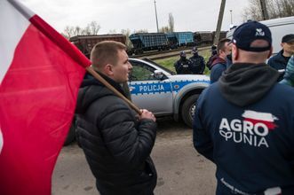 В Польше снова высыпали украинскую сельхозпродукцию на железную дорогу