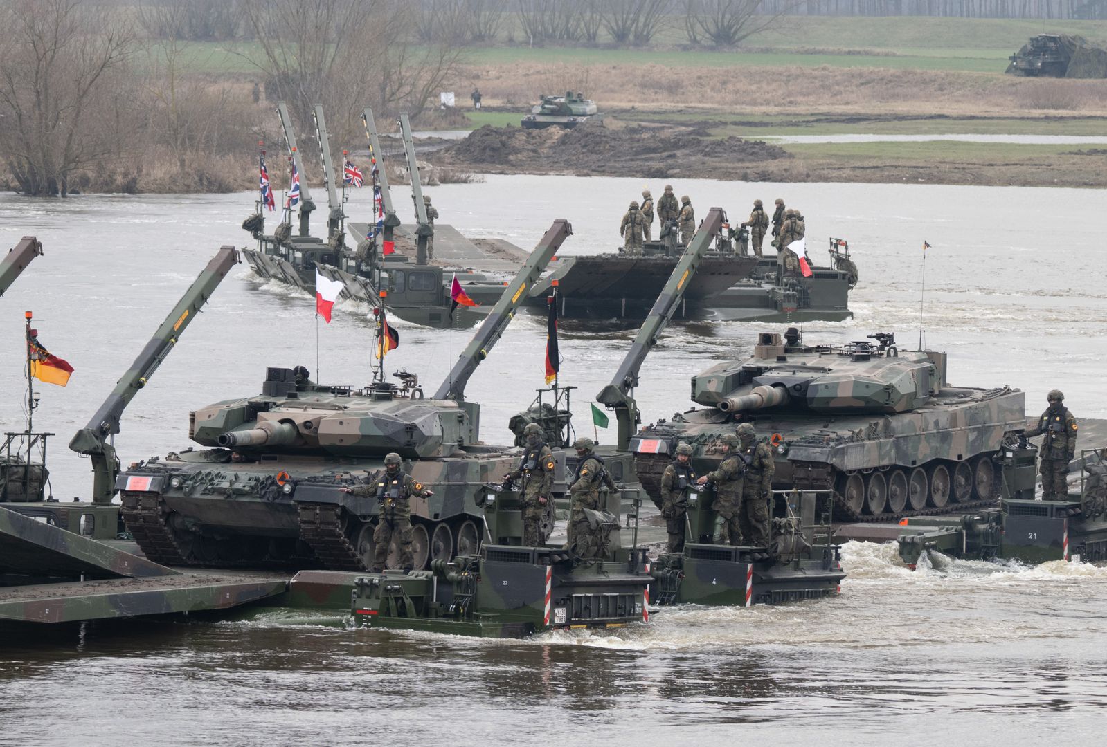 Гусеничная машина переехала двоих военных во время учений НАТО в Польше