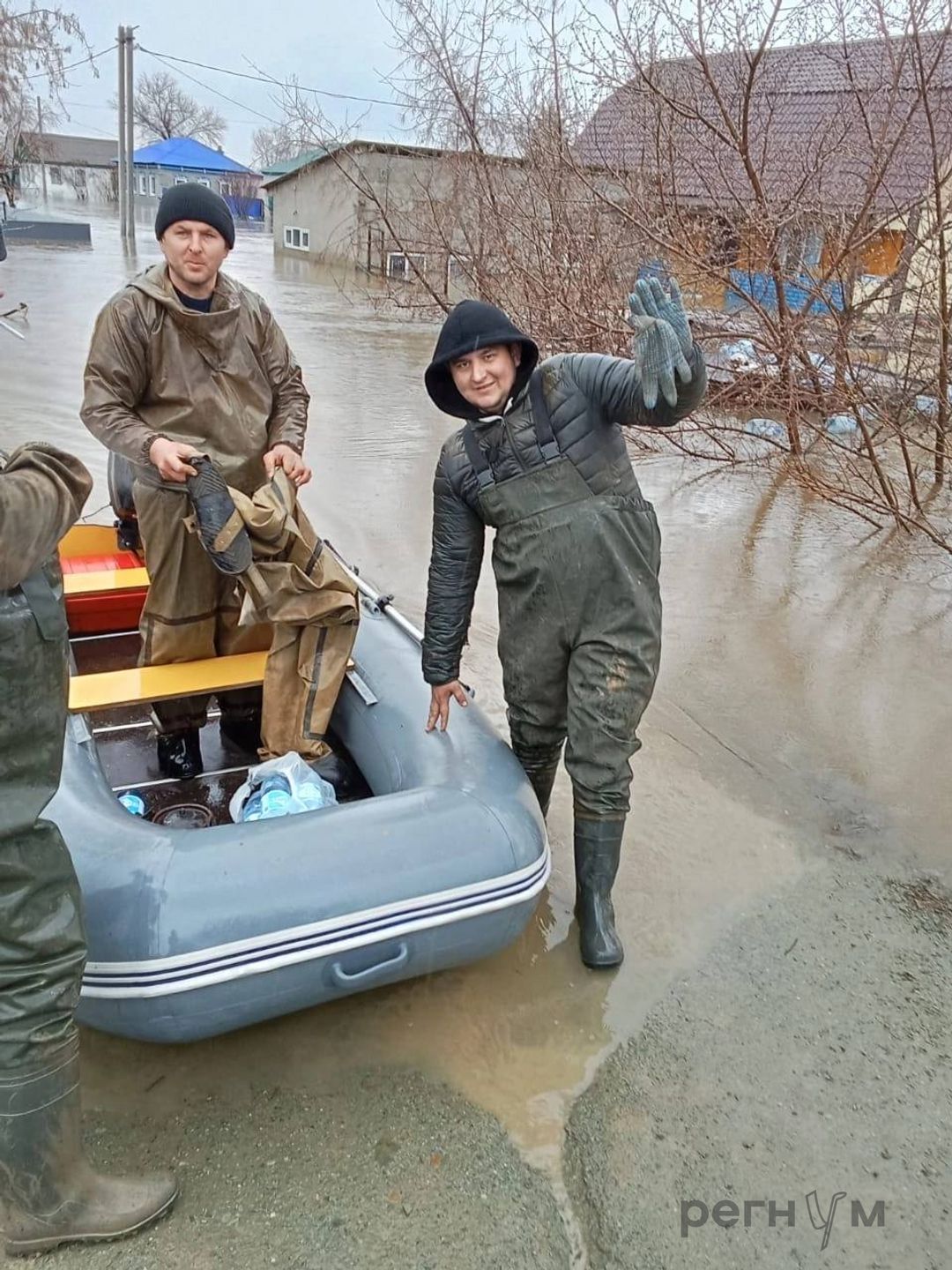 Дом уплыл». Как жители Орска помогают друг другу противостоять стихии