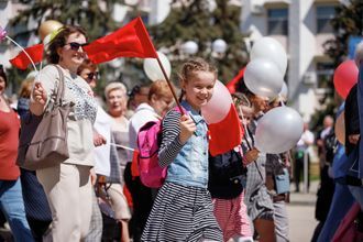 Участники шествия в честь Дня Труда от центральной Площади освобождения до парка Александра Невского в Бендерах Преднестровье