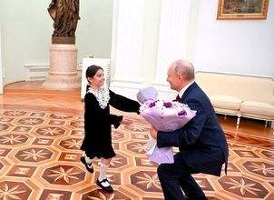 Плакавшую, что не увидела Путина, школьницу пригласили на инаугурацию