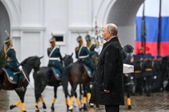 Избранный президент России Владимир Путин во время представления личного состава Президентского полка после церемонии инаугурации