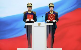 Солдаты Президентского полка внесли специальный экземпляр Конституции и знак президента