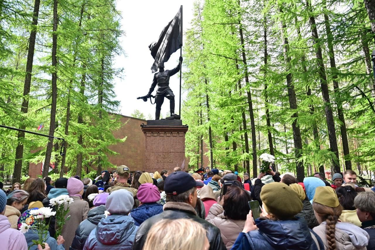 В Уфе открыли памятник бойцу, поднявшему Красное Знамя над Рейхстагом