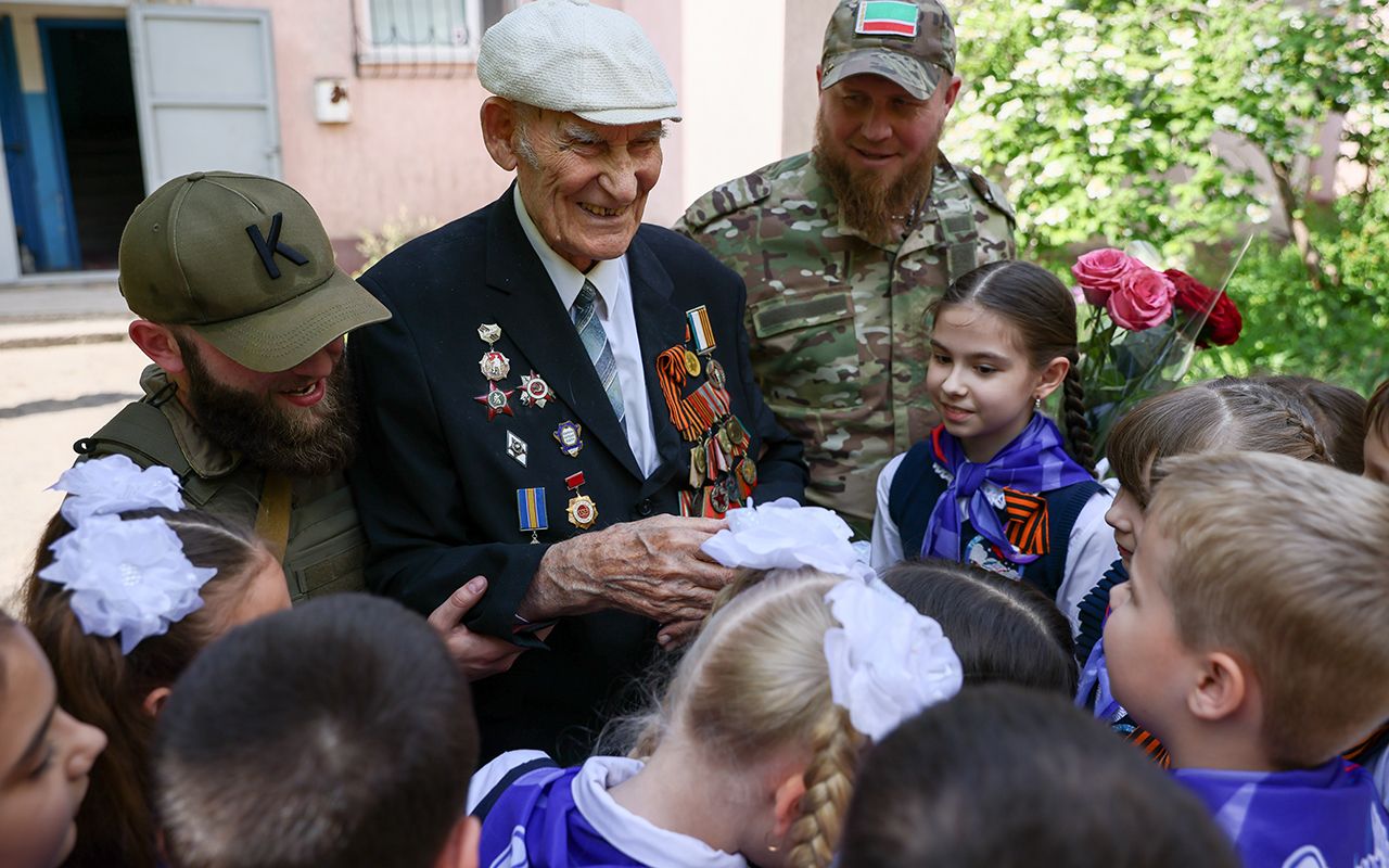 Холодно на улице, но тепло на сердце. Как отметили День Победы в Луганске