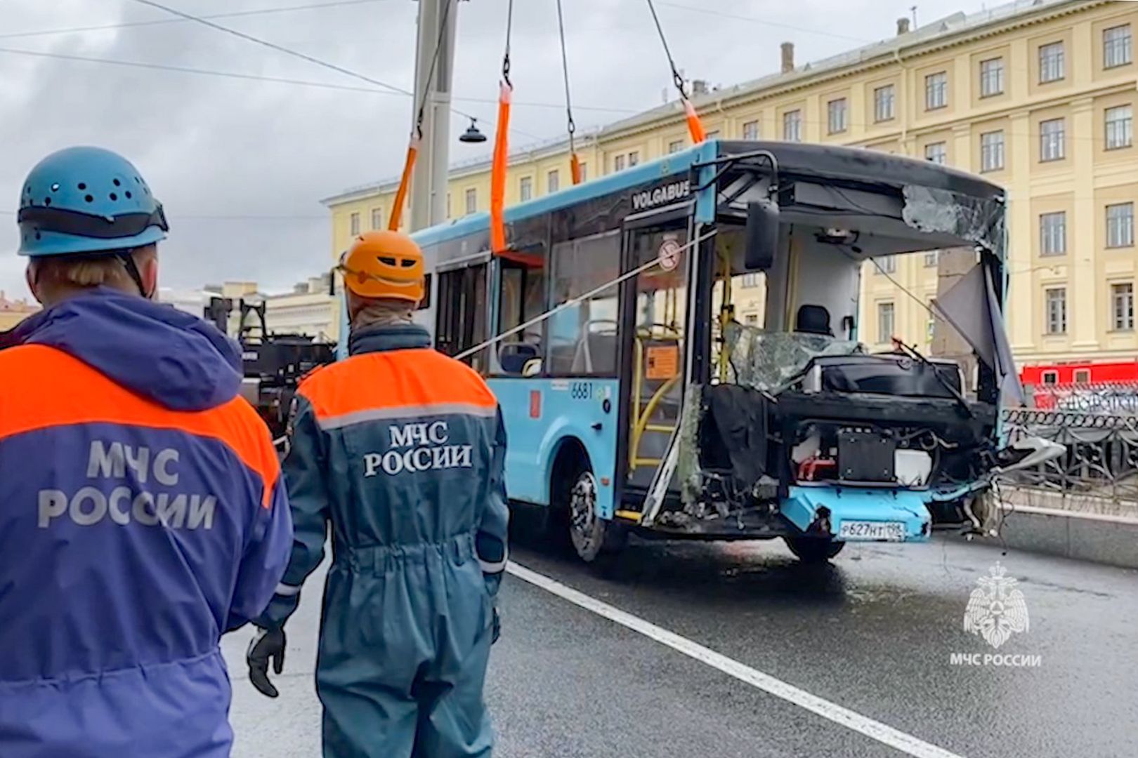 Водитель утонувшего в Петербурге автобуса мог помогать незаконной миграции