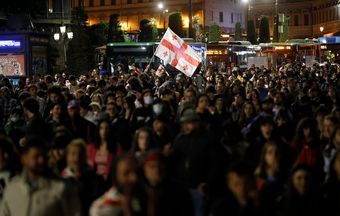 В Тбилиси проходит масштабное шествие оппозиции против закона об иноагентах