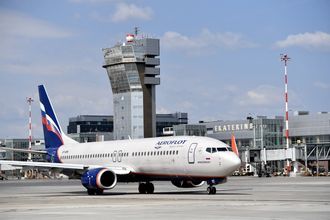 Пассажирский самолёт наехал на сотрудника аэропорта в Екатеринбурге