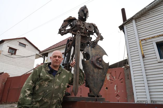 Автоматы и розы. Донецкий кузнец превращает старое оружие в память
