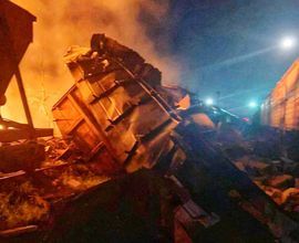 Опубликованы фото последствий удара по составу с техникой ВСУ под Харьковом