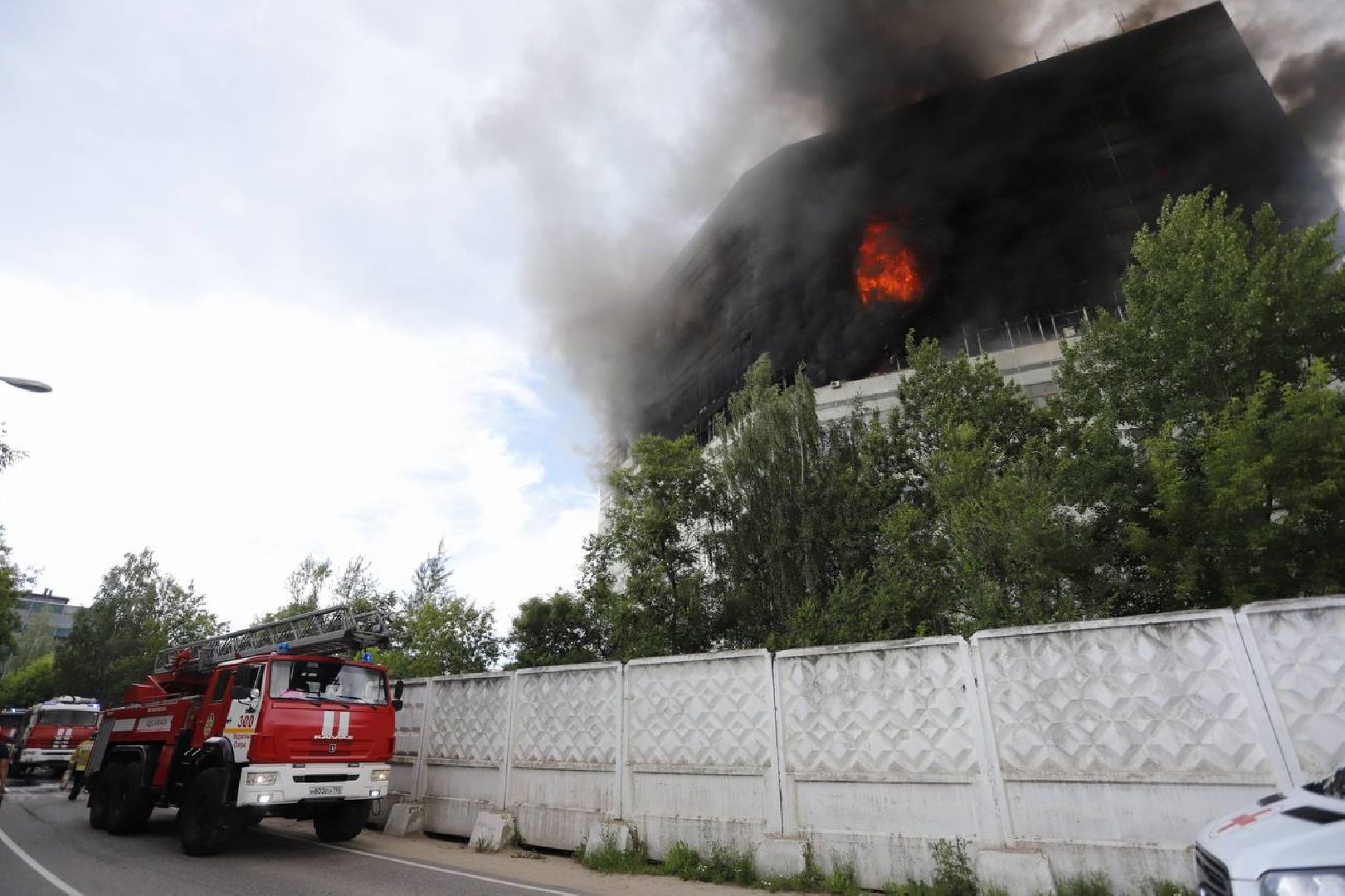 Семь этажей полностью выгорели при пожаре в высотке во Фрязино