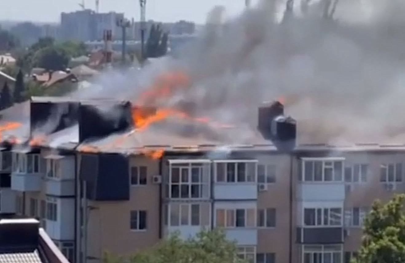 Пожар вспыхнул в четырёх этажном жилом доме в Батайске