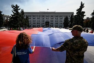 Празднование Дня Государственного флага России на Театральной площади в Луганске