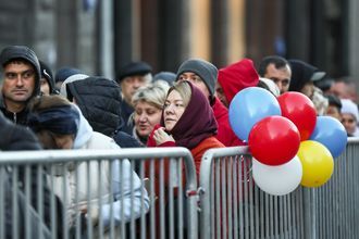 Москва. Избиратели перед открытием избирательного участка в посольстве Молдавии в России