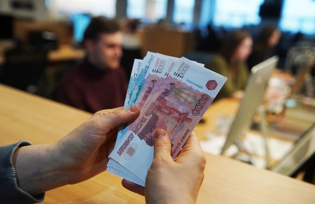 Оплаты рублями не будет. Рука с деньгами на белом фоне. Оплаты рублями не будет. Оплата газа в рублях. Наличные деньги.
