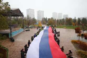 Участники выноса большого флага в центральном парке культуры и отдыха Волгограда