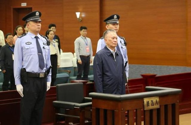 В Китае чиновника приговорили к смертной казни за взятки на 38 млн долларов