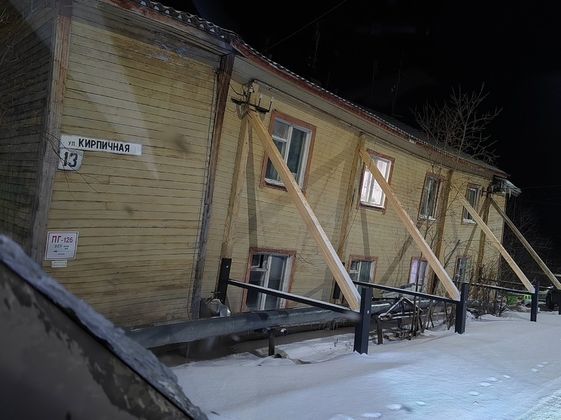 В Салехарде аварийный жилой дом стал местной «Пизанской башней»