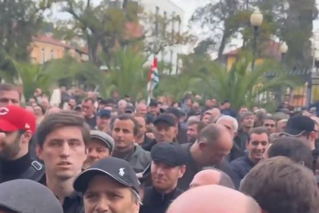 Протестующие в Сухуме оппозиционеры скандировали «Россия»