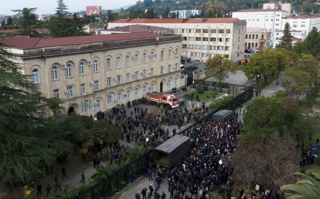 Протестующие в Сухуме дали час президенту Абхазии на сложение полномочий