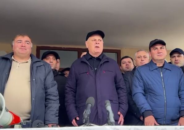 Бжания выдвинется на выборы президента Абхазии в случае досрочной отставки