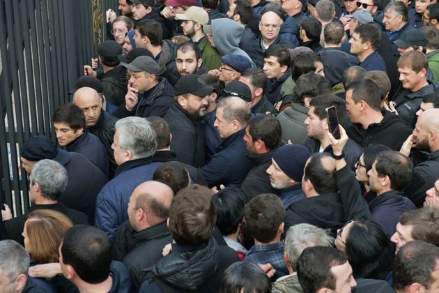 Протестующие в Абхазии отклонили предложение Бжании о новых выборах