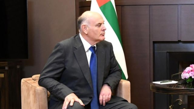 Бжания пообещал уйти в отставку, если протестующие покинут здание парламента