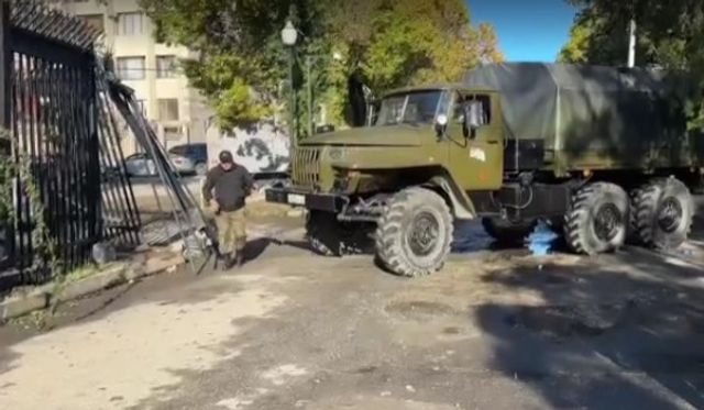 Протестующие в Абхазии вернули минобороны отнятые у военных грузовики