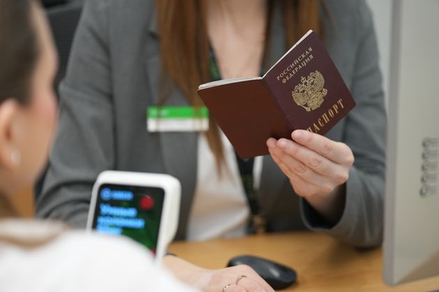 Медведев: незаконно получившие российский паспорт могут быть его лишены