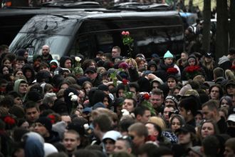 Поклонники Паши Техника у храма Петра и Павла в Лефортово в Москве