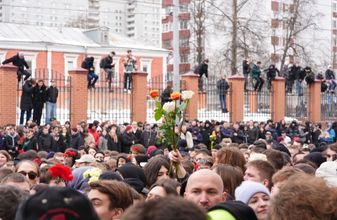 Поклонники у храма Петра и Павла