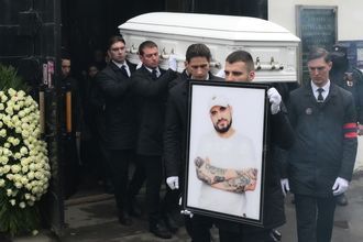 Вынос гроба с телом рэпера Паши Техника после церемонии прощания в храме Петра и Павла