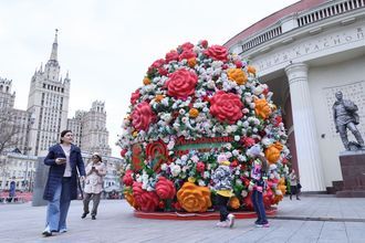 Инсталляция у станции «Краснопресненская» Московского метрополитена, установленная в преддверии празднования православной Пасхи.
