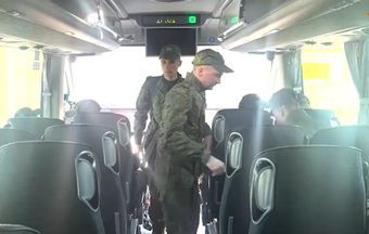 Минобороны опубликовало кадры возвращения 246 российских военных из плена