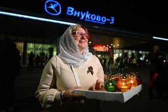 Верующие во время встречи Благодатного огня в аэропорту Внуково-3