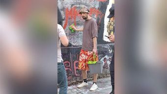 Вандала, разрисовавшего Стену Цоя на Арбате, арестовали на семь суток
