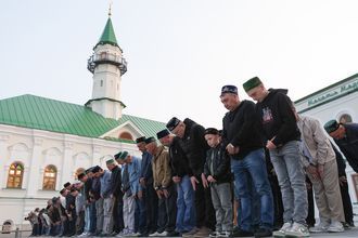 Верующие во время намаза у мечети аль-Марджани. Казань
