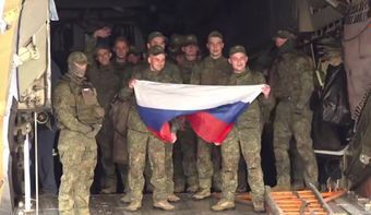 Самолет с возвращенными из украинского плена военными сел в Подмосковье
