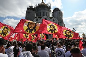 Верующие перед началом крестного хода в день празднования Собора Московских святых у кафедрального соборного Храма Христа Спасителя в Москве
