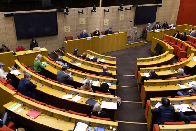 Бейне пулемет сияқты аяқталады. Клитор пенис жіп жібереді