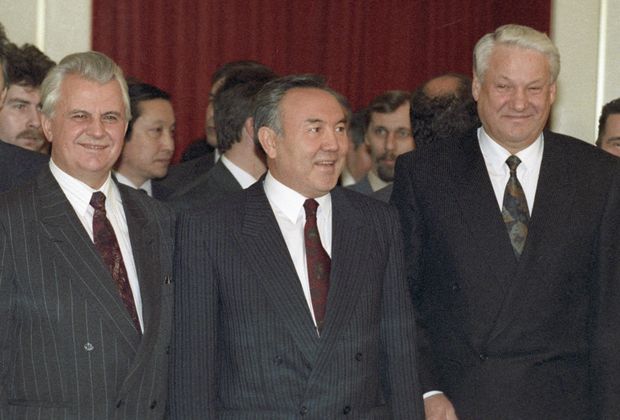 Президент России Борис Ельцин, президент Казахстана Нурсултан Назарбаев и президент Украины Леонид Кравчук (справа налево) после церемонии подписания протокола к Соглашению о создании Содружества Независимых Государств