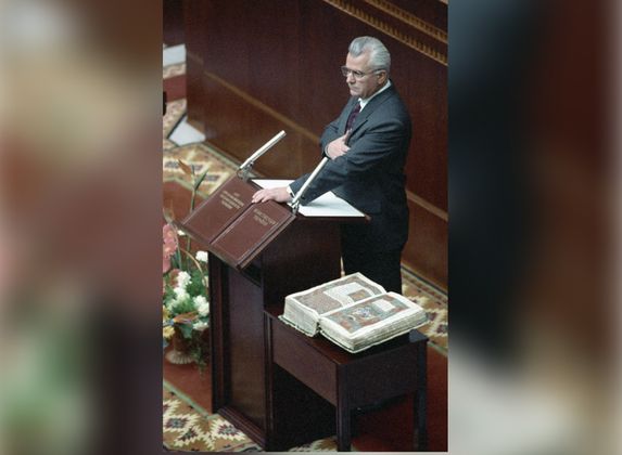 Леонид Кравчук принимает присягу в украинском парламенте после избрания его президентом Украины. 1991 г.