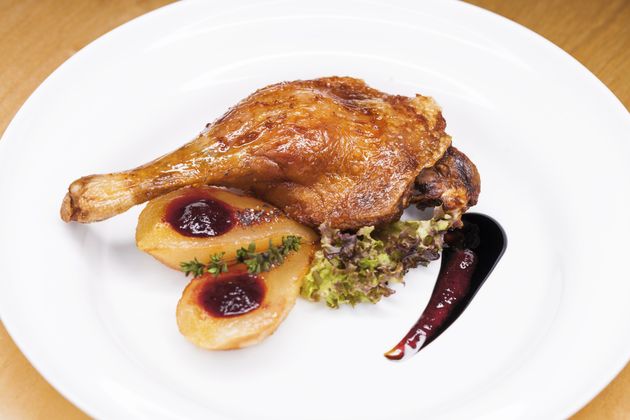 Мандарины, гуси, поросята и крабы: сколько стоит новогодний пир